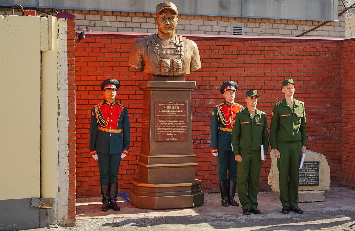 в Казани на территории военной комендатуры Казанского гарнизона состоялось торжественное открытие бюста-памятника Герою России подполковнику Сергею ЧебнёвуФото: © Владимир Васильев / «Татар-информ»