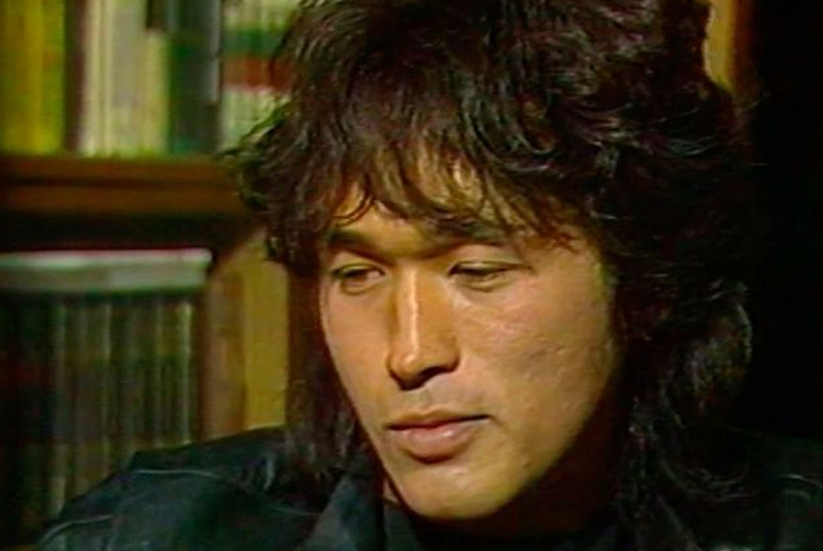 Виктор Цой (источник: https://i.pinimg.com/736x/eb/b9/dd/ebb9dda9a2f9d39bc22f1bdd022d7e88.jpg)