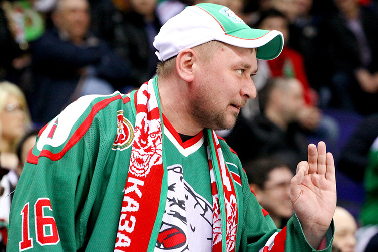    Погибший 45-летний Антон Агафонов без преувеличения самый известный и точно самый медийный болельщик «Ак Барса».   
Фото: ak-bars.ru