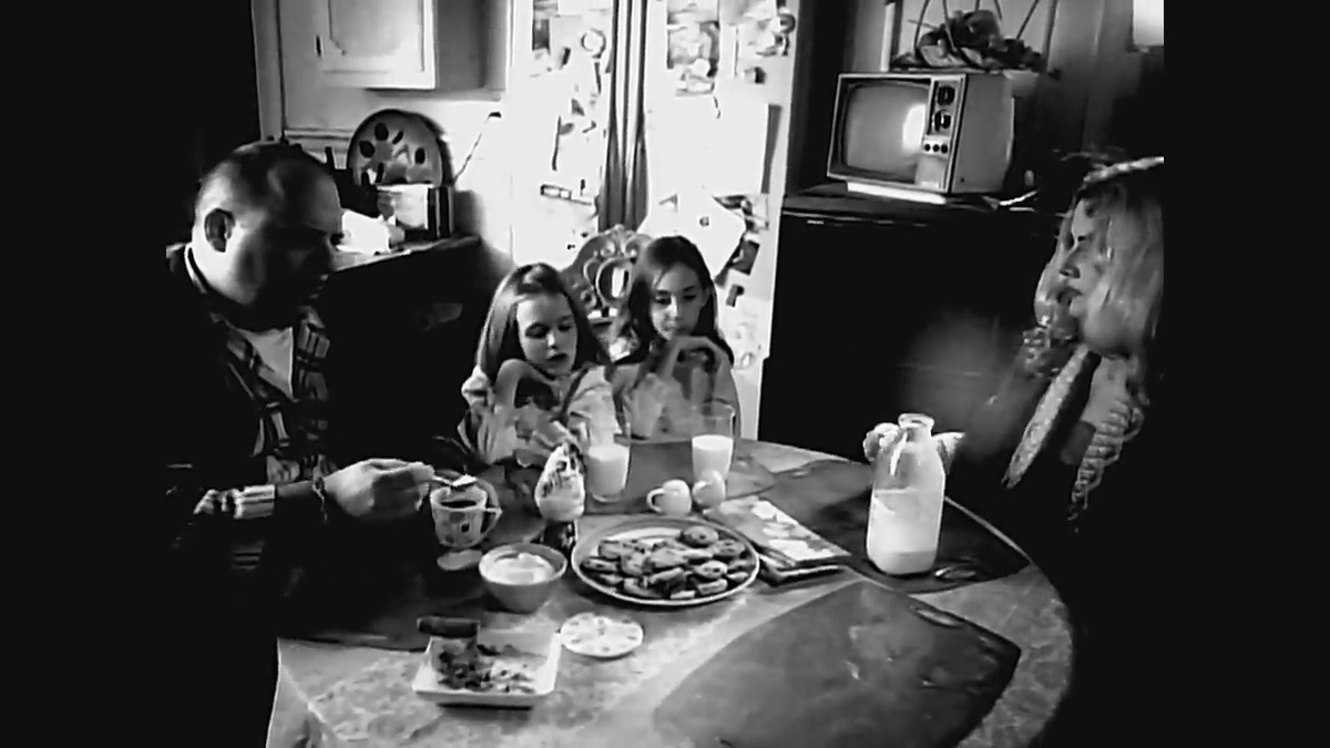 Кадр из клипа Ник Кейва «Багровая десница»