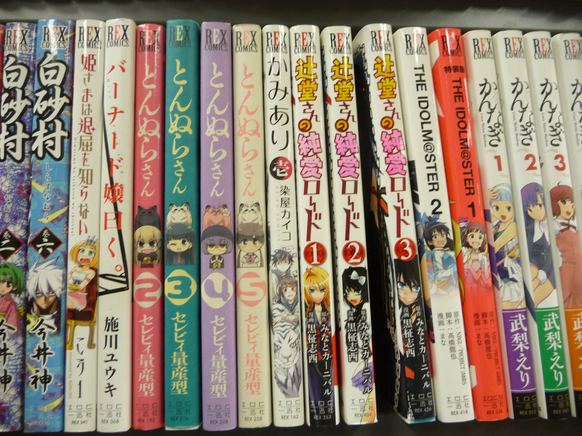 Коллекция японской манги на книжной полке