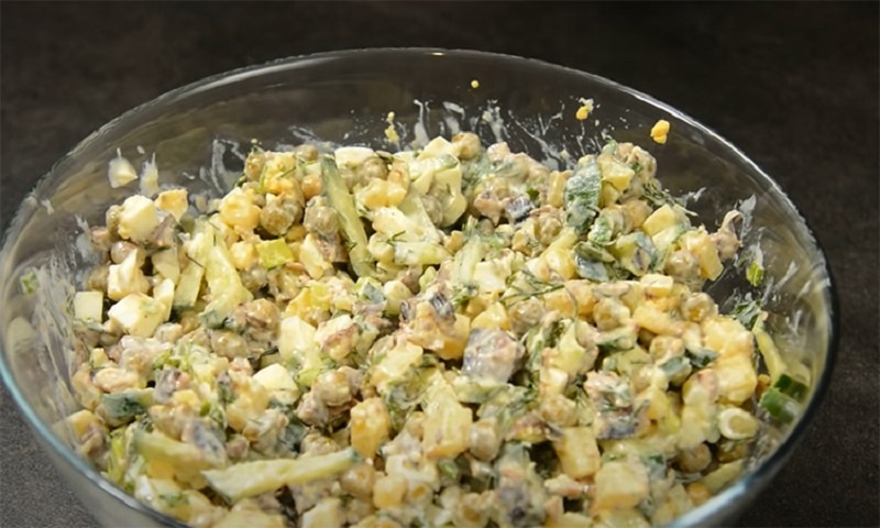 Салат со шпротами и горошком: простой рецепт с неожиданно ярким вкусом