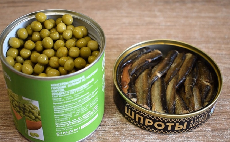 Салат со шпротами и горошком: простой рецепт с неожиданно ярким вкусом
