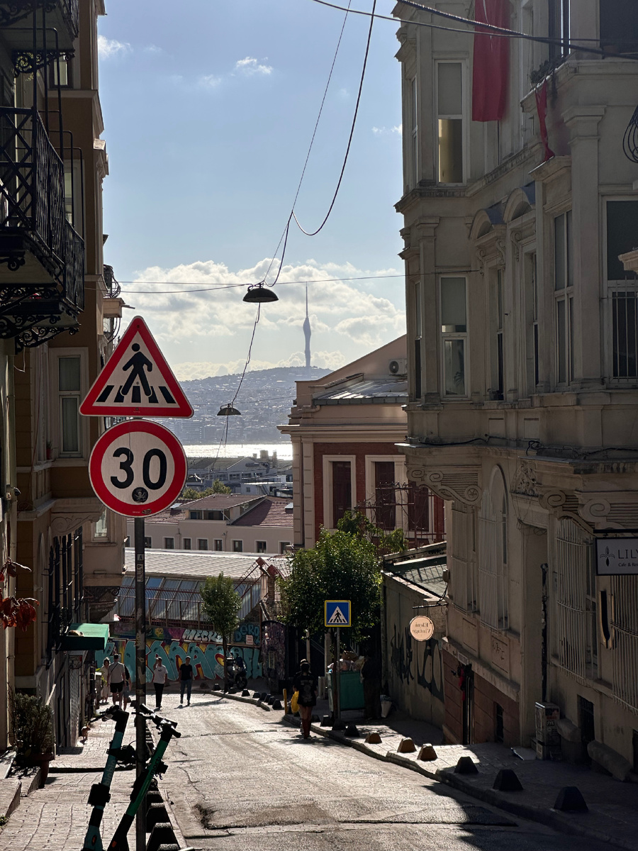 Утро в Стамбуле. Район Бейоглу