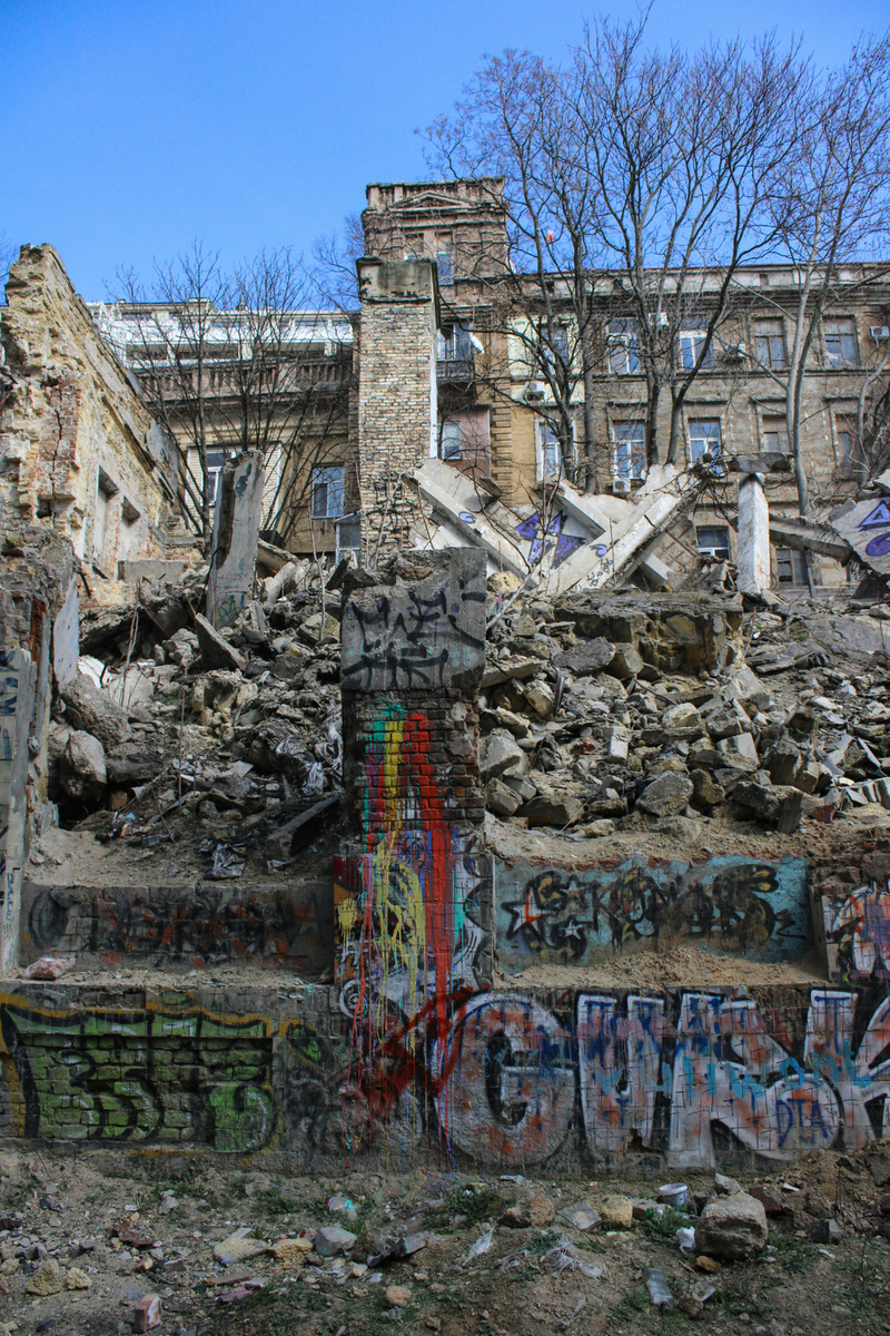 "Надо валить" — говорим про свою страну...
Не скули, мы сами заслужили это"(с) Фото: Unsplash