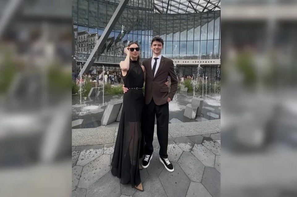    17-летний Артемий Маринин вместе с матерью Натальей Сомовой на выпускном. Фото: соцсети Артемия Маринина