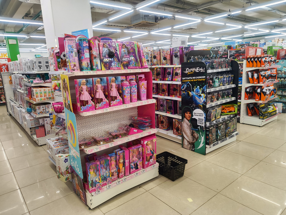 Ассортимент кукол в магазине "Детский Мир". Фото автора.