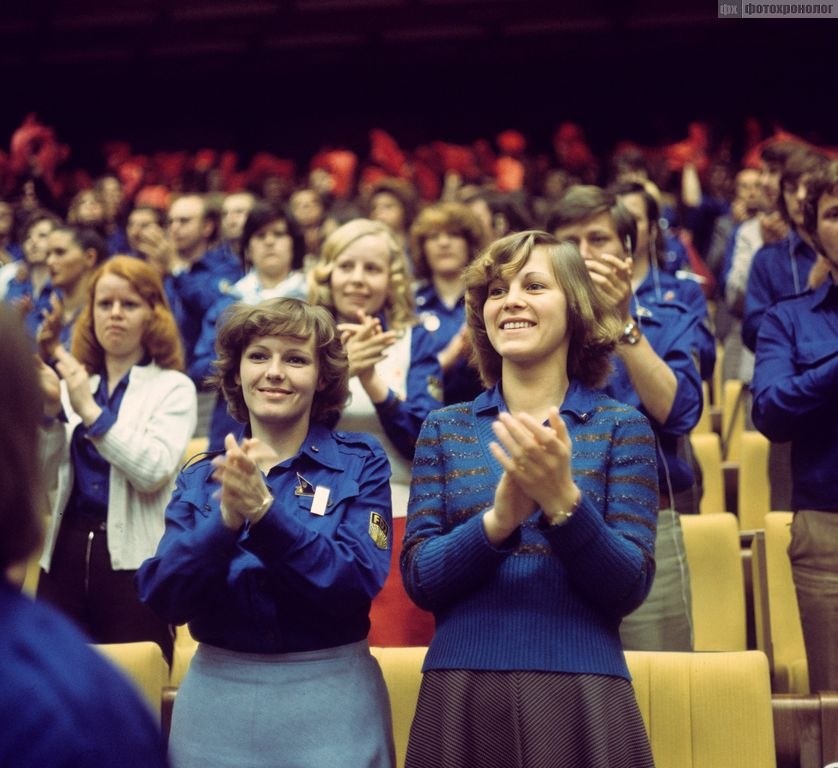 Комсомолки...