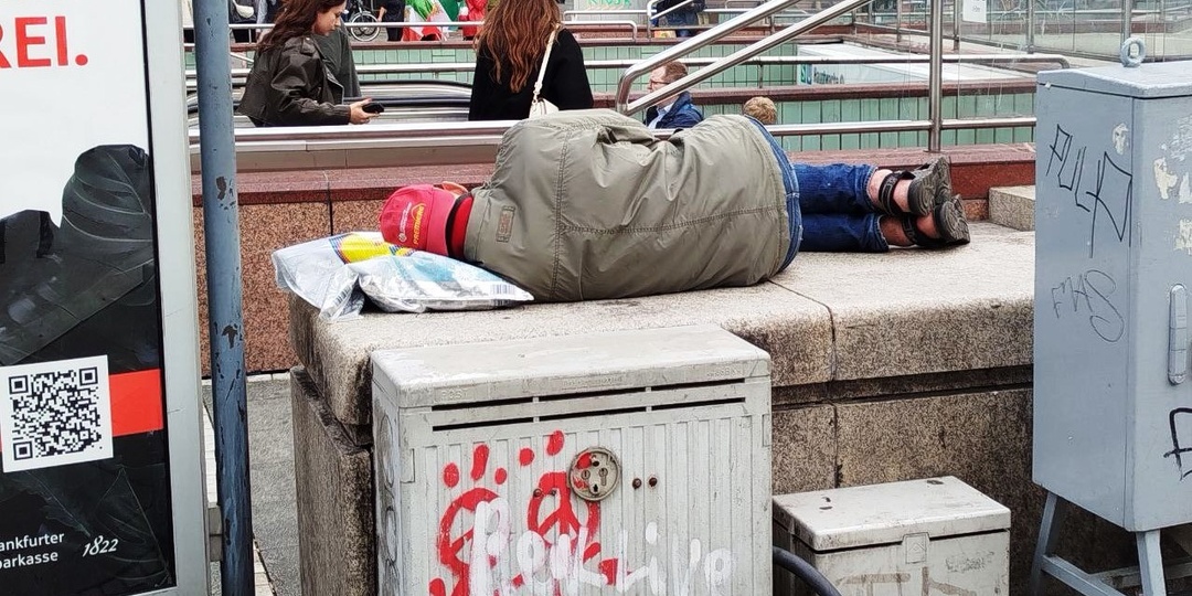 Было жаль молодого бомжа-немца, заговорившего со мной в Висбадене, но общаться с ним я не стала: устрашал вид 5 его дружков, тусивших рядом