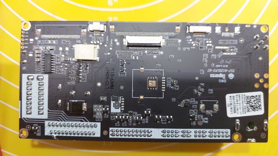 Материнская плата магнитолы во весь рост.