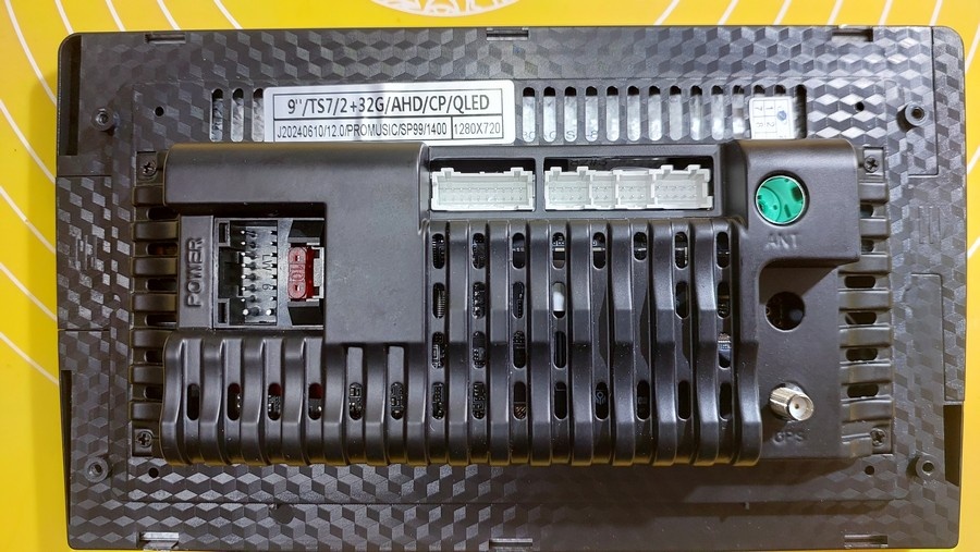 Автомагнитола китайского производства в ремонте.