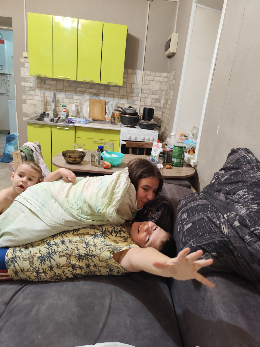 Выглядит как кадр из программы "Мужское-женское"😂