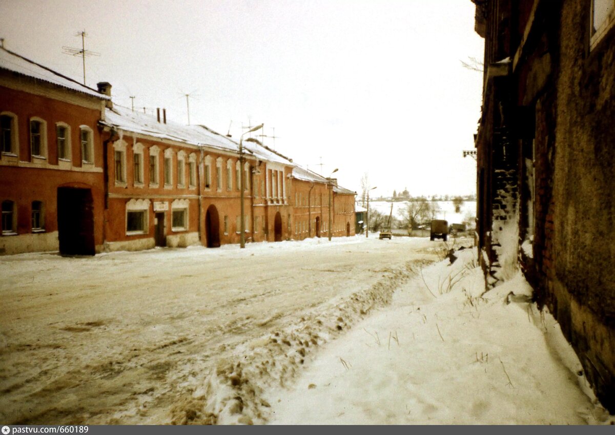 Вид на "Щемиловку", ныне улицу Зайцева. Резные белые окшоки - ныне музей "10 зайцев".