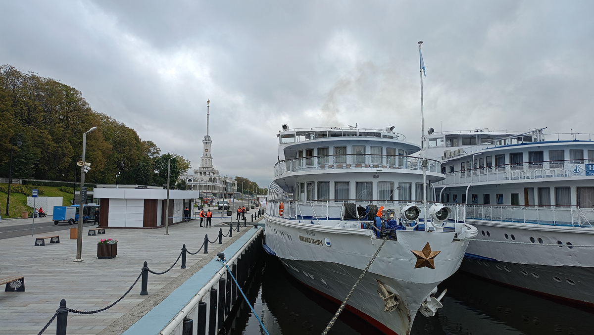 Вон вокзал виднеется