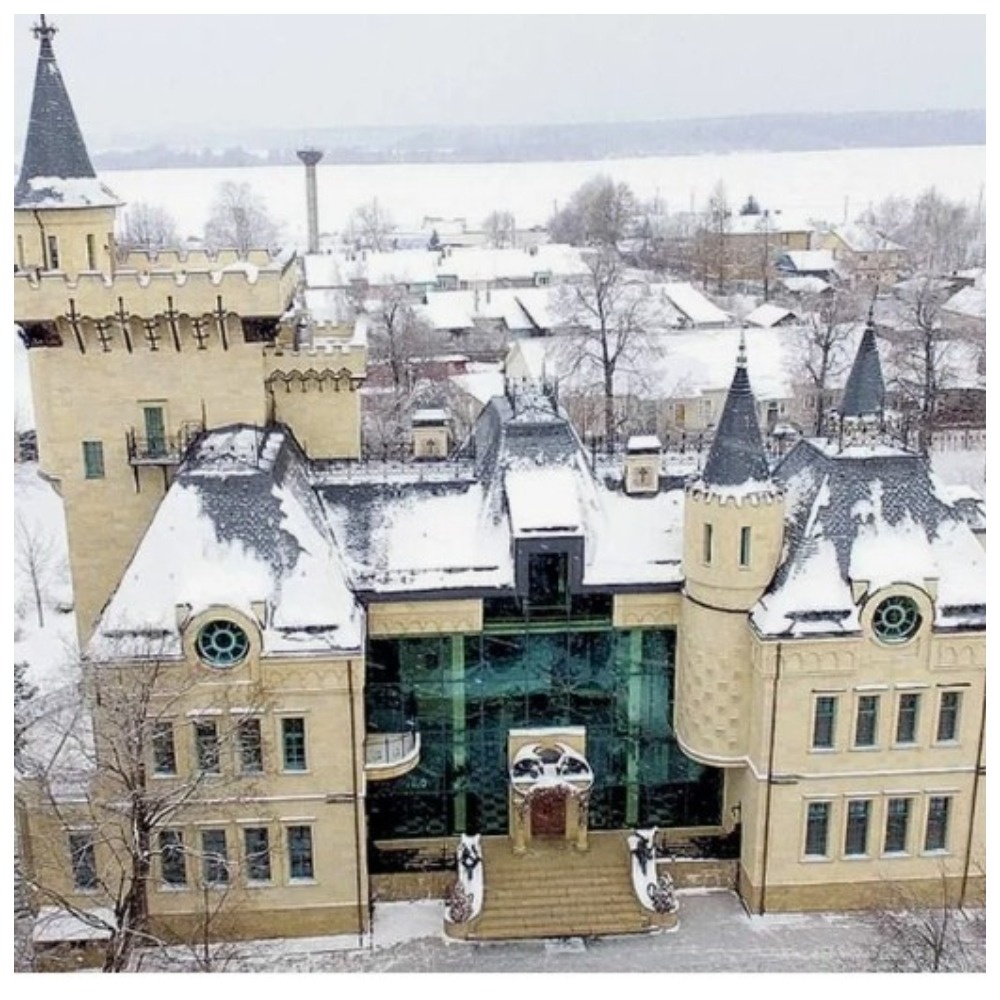 Замок Пугачевой и Галкина* в деревне Грязь