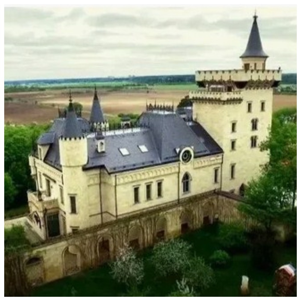 Замок Пугачевой и Галкина* в деревне Грязь