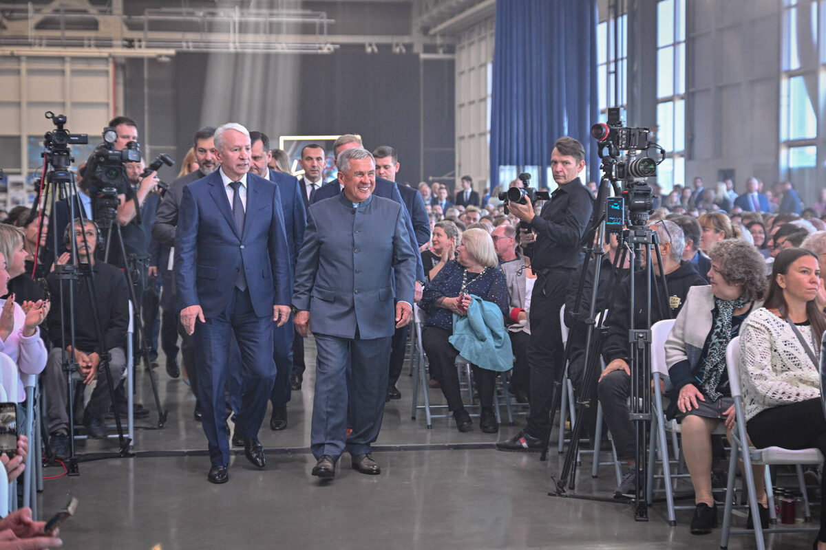 Сегодня Раис Татарстана Рустам Минниханов побывал на промышленных предприятиях в Казани Первым в череде промышленных предприятий стал Казанский вертолетный завод холдинга «Вертолеты России»Фото: rais.tatarstan.ru