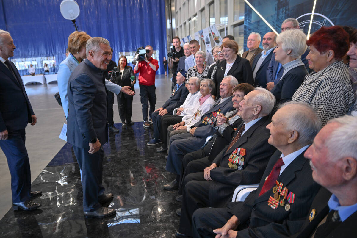 Рустам Минниханов встретился с ветеранами завода, поздравил их с юбилеем предприятия и сделал с ними памятное фотоФото: rais.tatarstan.ru