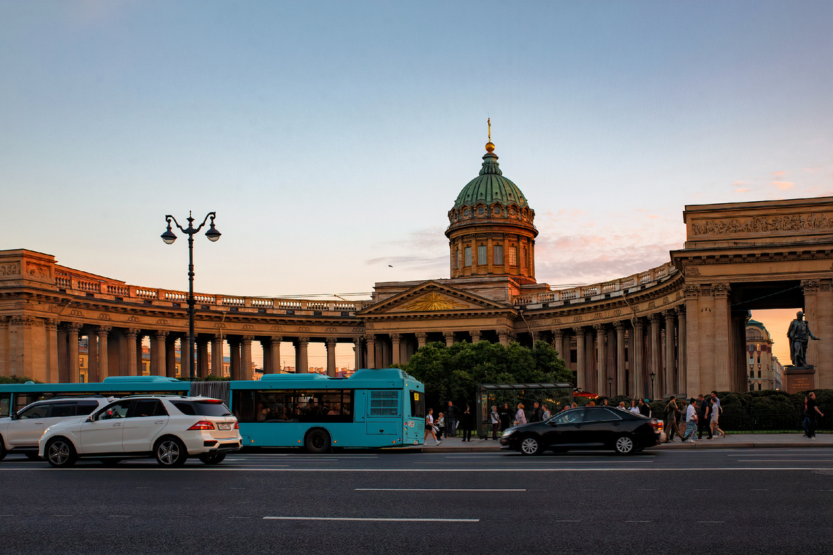 лазурный автобус на Невском проспекте
