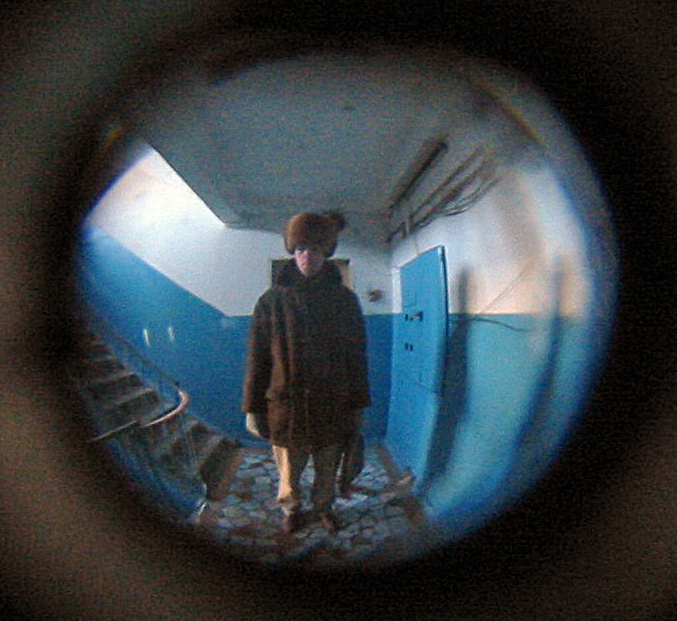 Источник фото: https://commons.m.wikimedia.org/wiki/File:Peephole.jpg