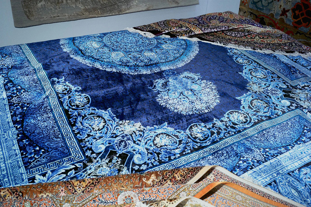 Цена такого натурального ковра из шелка достигает 4 млн рублей. Его ткут мастера на протяжении нескольких лет. Фотография: Денис Васильев
