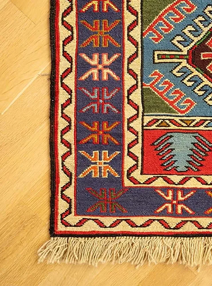 Иранский безворсовый ковер ручной работы с традиционными орнаментами. Источник: carpethauser.ru