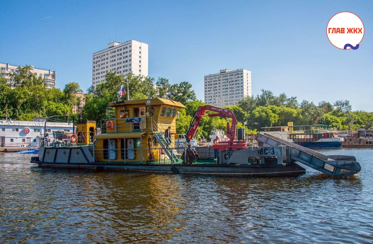 Коммунальный флот Москвы ликвидировал около 350 тонн мусора с начала летней навигации
