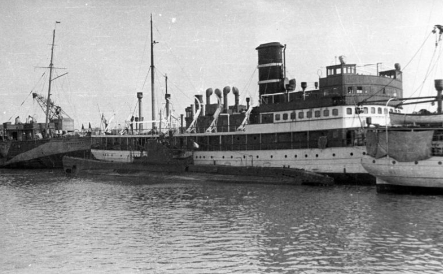 Советская подводная лодка Щ-310, пришвартованная к финскому пароходу «Вилламо», в порту Котка, 1944 год