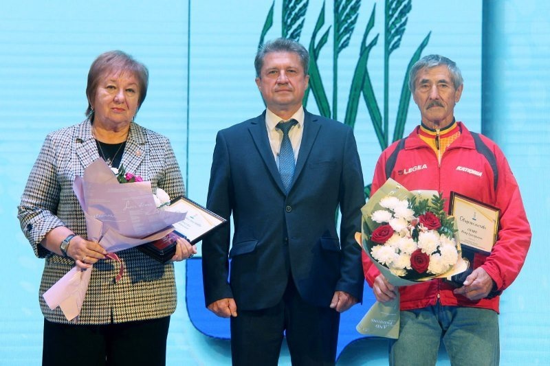    Почётного знака «За заслуги перед городом Камышином» удостоены Елена Кондраева и Пётр Сячин (награды вручил глава Камышина Станислав Зинченко - в центре)