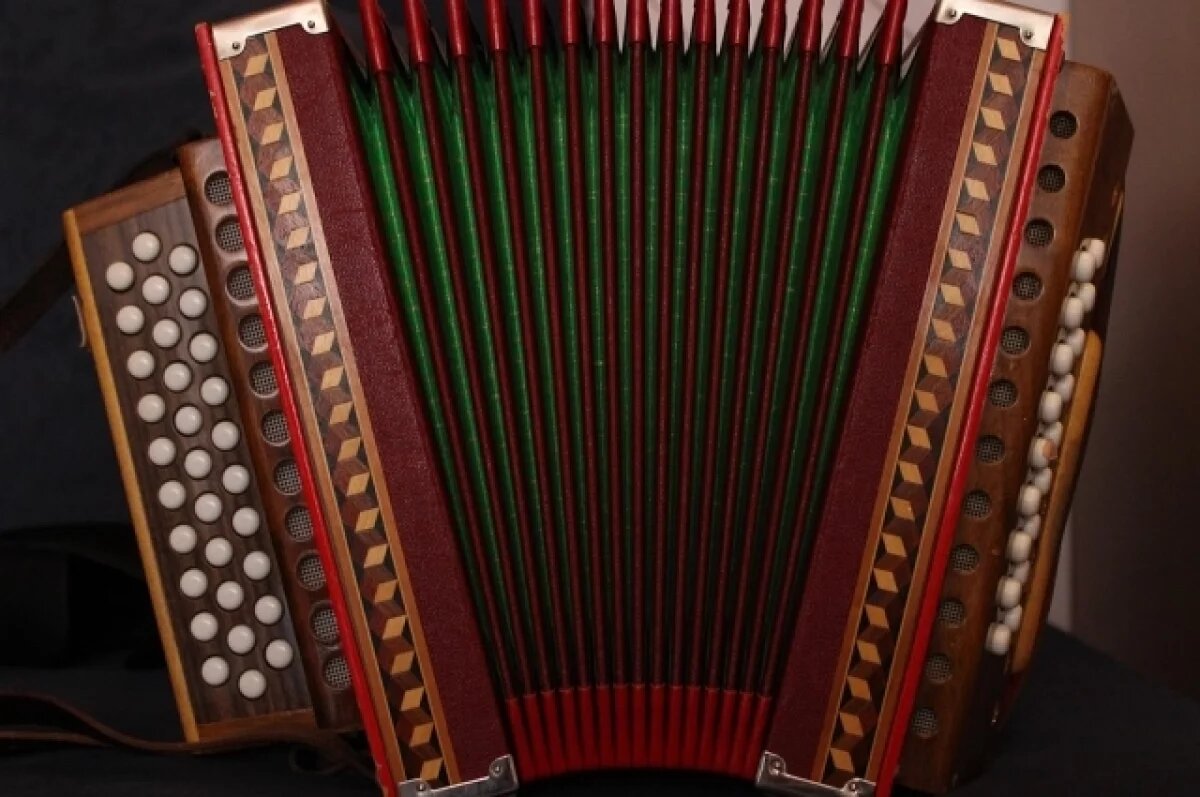    Пенсионерка лишилась более 100 тысяч рублей при попытке купить гармонь