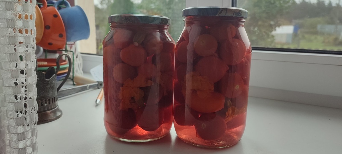 Маринованные помидоры с бархатцами. 