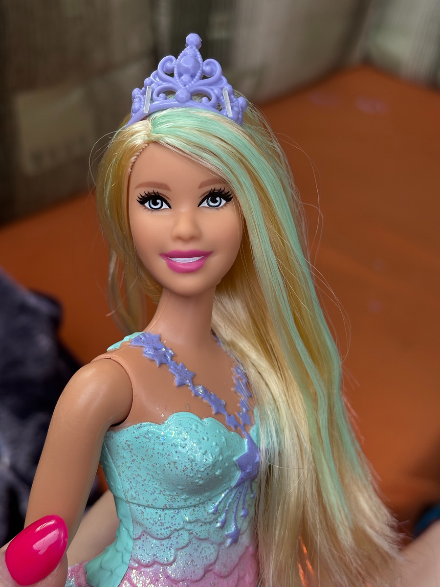  Барби Dreamtopia Блондинка FXT14. Корона на этих мерзких штырьках, как обычно.