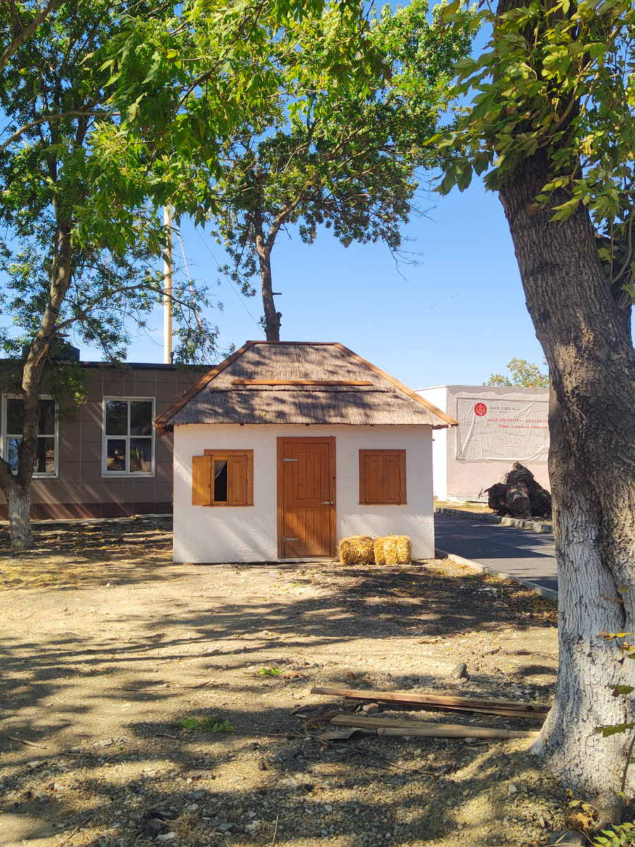 На территории школы