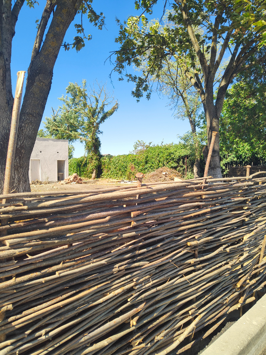 На территории школы, зона  в фазе строительства 