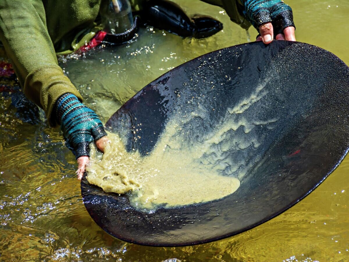    Добыча золота© Getty Images / Kriangkrai Thitimakorn