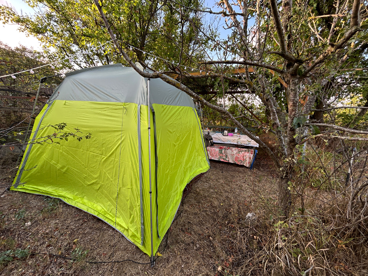 Этот зеленый тент опускается на ночь