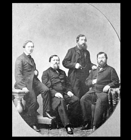 Династия купцов Морозовых в 1860-е гг. Отец Михаила крайний слева. Далее Тимофей Саввич Морозов, Иван Захарович Морозов и Викула Елисеевич Морозов