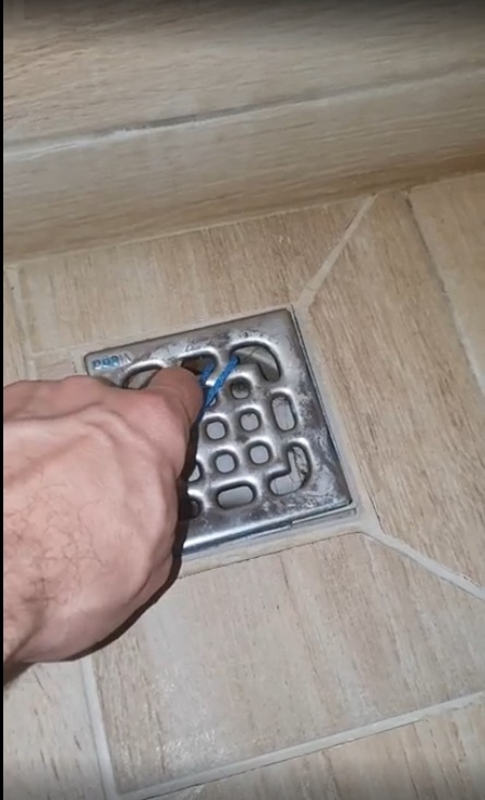 Аккуратно поддеваем решетку плоским предметом. Мы поступили проще, продели шнур и за него дёрнули. Решётка снялась сразу