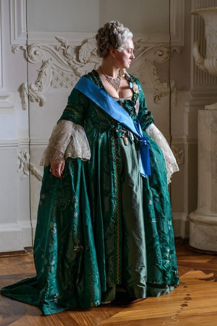 Елизавета Петровна. Кадр из сериала "Великая" (2015) 