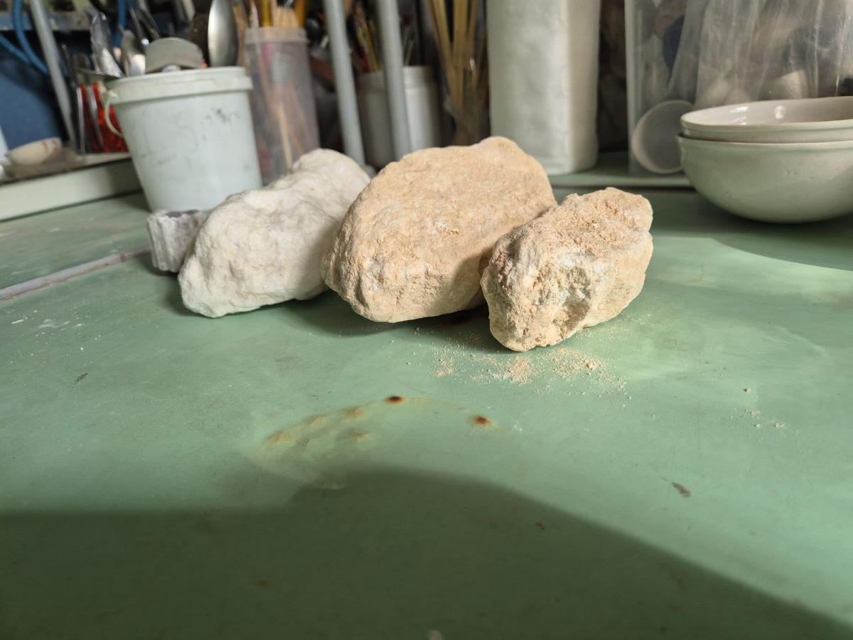 гипсовые камни. стол мы сожгли на предыдущей лаборатории)