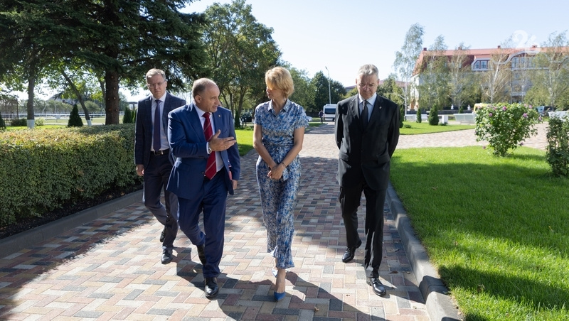    Глава Минсельхоза РФ прогулялась по корпусам СтГАУ Фото: Валерия Алтухова / / ИА «Победа26»