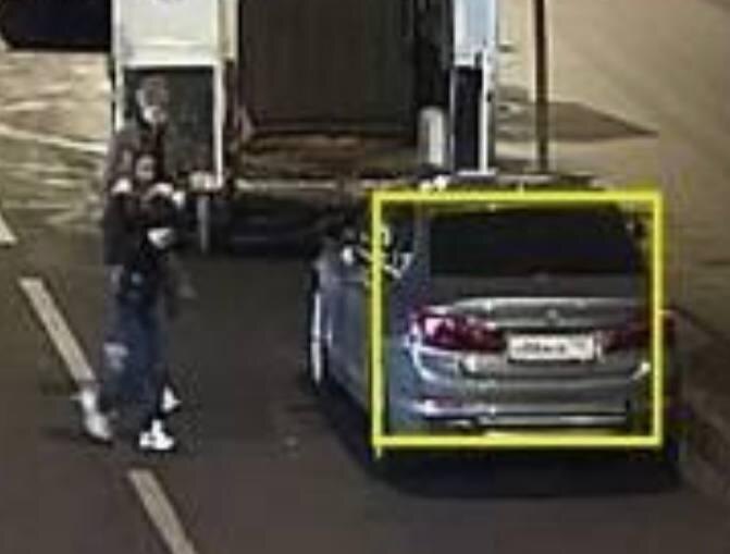    На этом фото блондинка увидела избранника с другой девушкой