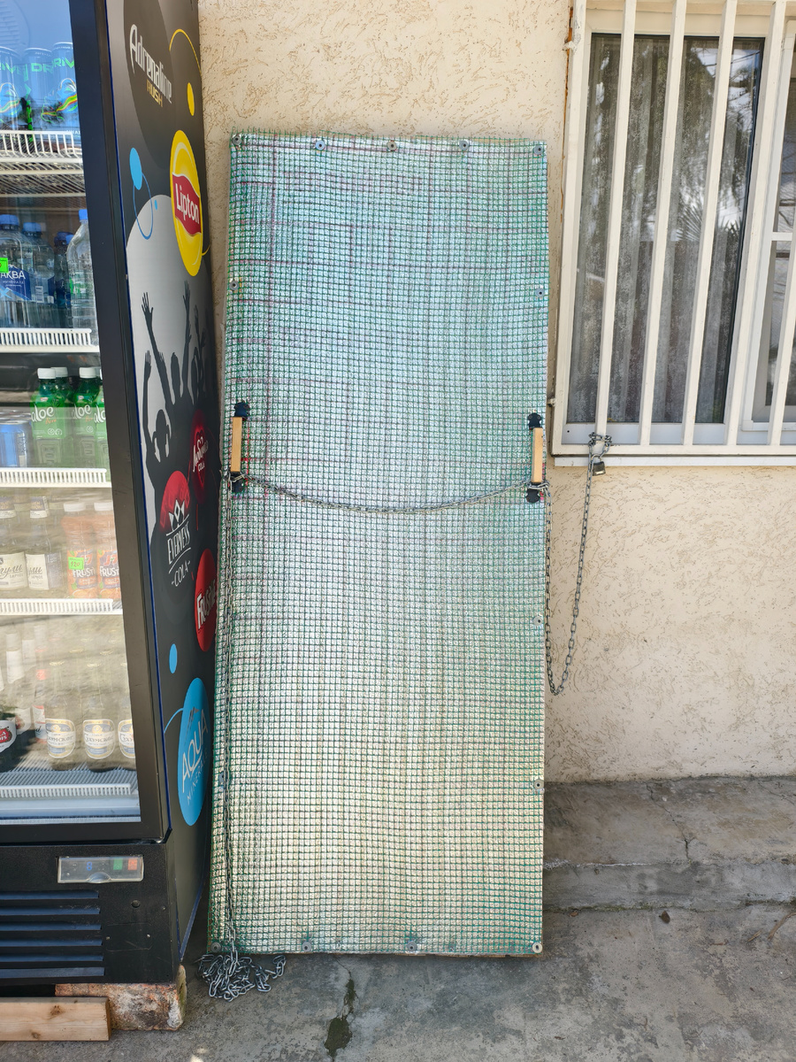 Дверь на цепи