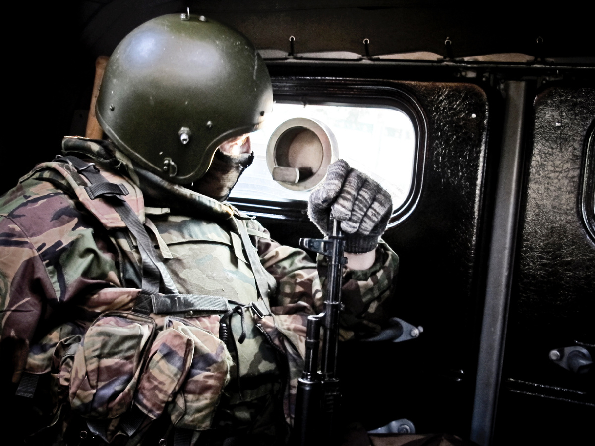 Офицер СОБРа во время выполнения боевой задачи.