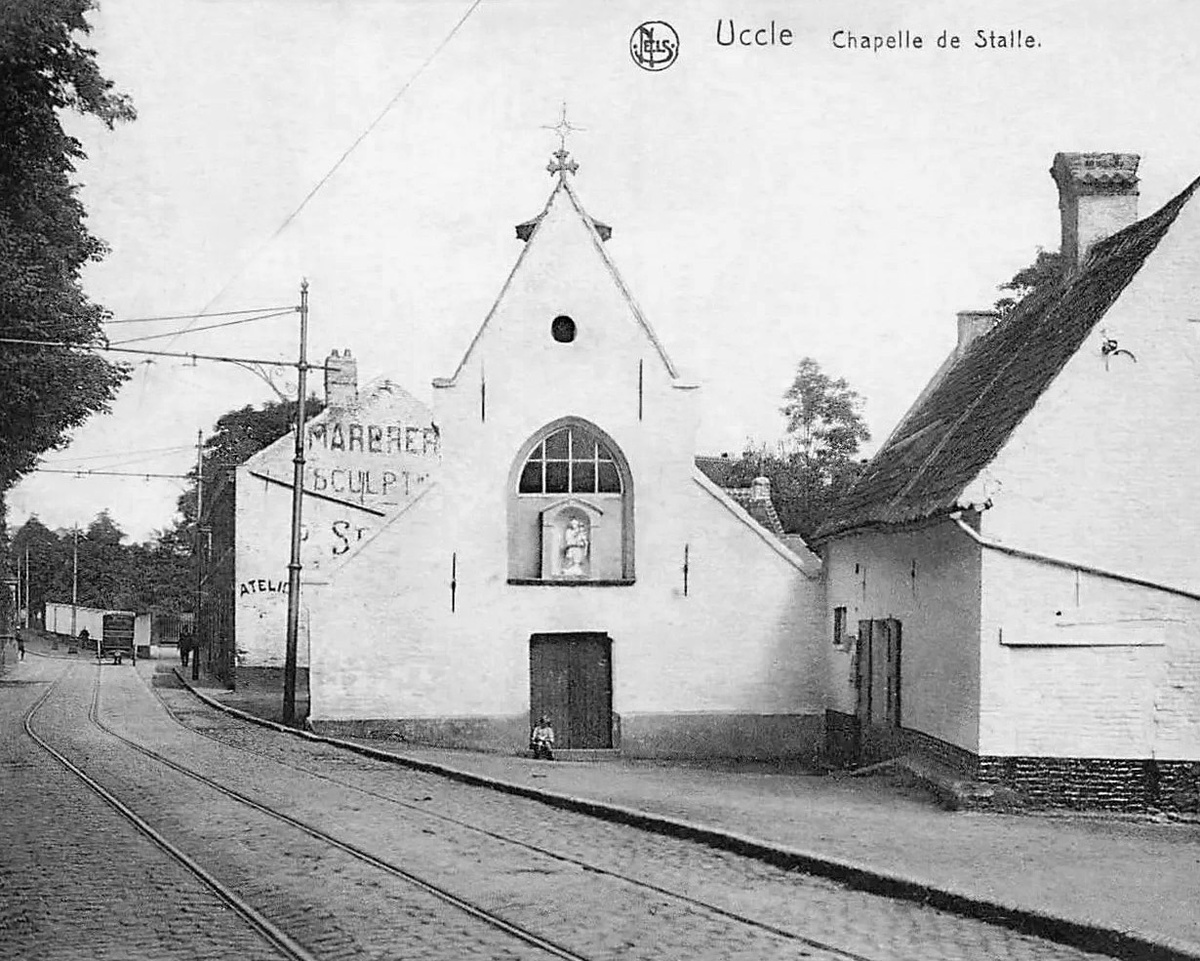 Часовня на рю де Сталле, Юккль, Брюссель. Фотооткрытка 1920-х годов. Каменная кладка фасада почти не видна из-за пересвеченности снимка.