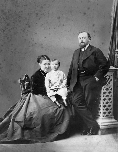 Савва Иванович Мамонтов с супругой и сыном.