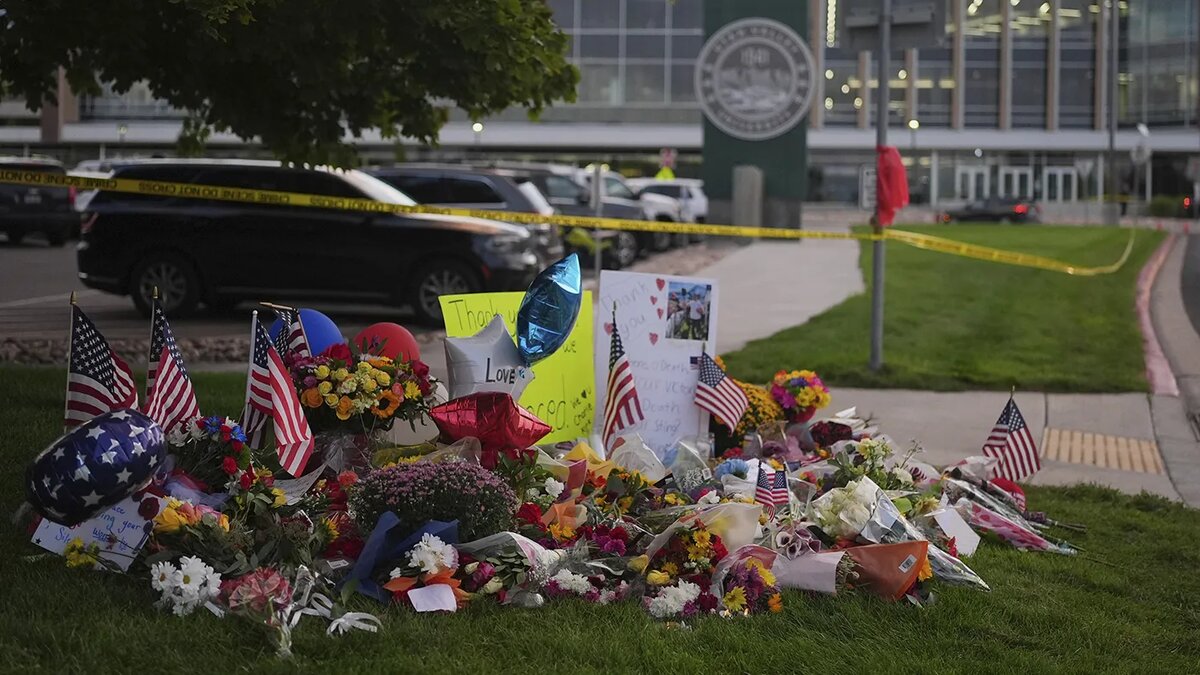   Lindsey Wasson / AP- Мемориал Чарли Кирку установлен в Университете долины Юта в Ореме, штат Юта, США