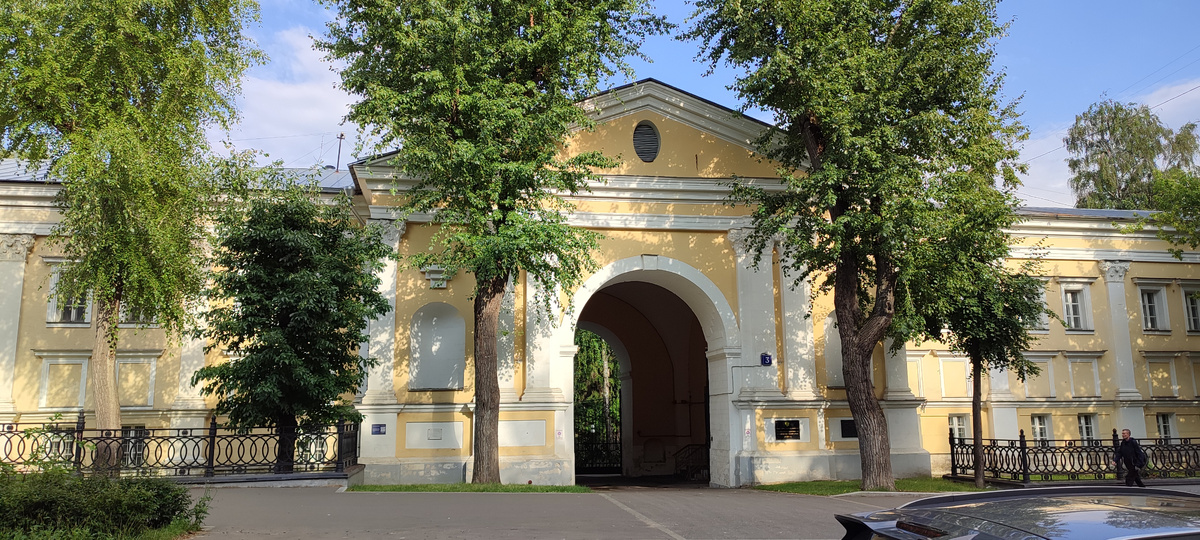 Сейчас главный вход расположен со стороны 2-ой Бауманской улицы, рядом с Бауманским университетом. Фото: автор