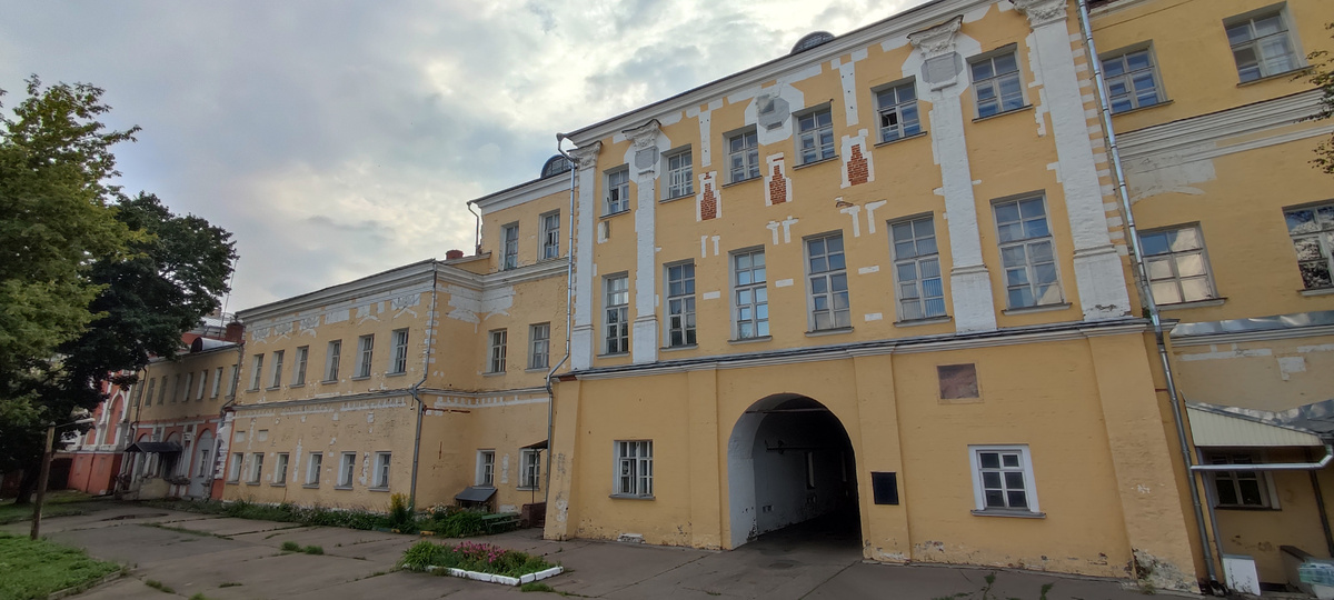 Главный фасад сейчас не видно с Яузы за высокими деревьями. Белым отмечены места колонн и старых окон, красным - старинная кирпичная кладка. Фото: автор