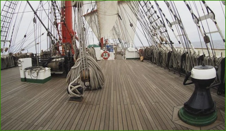 Палуба бывает деревянная или металлическая. Металлическая палуба может иметь деревянный настил. (Источник: Яндекс.Картинки)